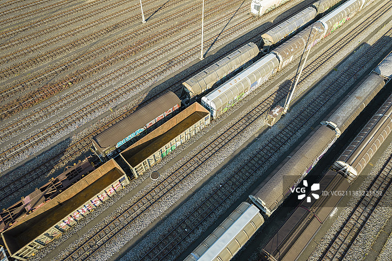 航拍一个巨大的调车场，有许多铁轨和货运列车图片素材