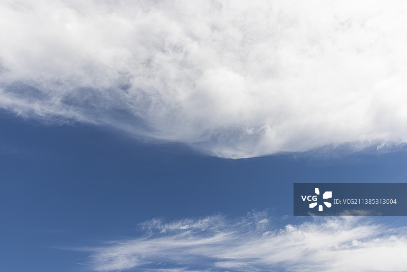 蔚蓝的天空上变化多端的云彩悬浮图片素材