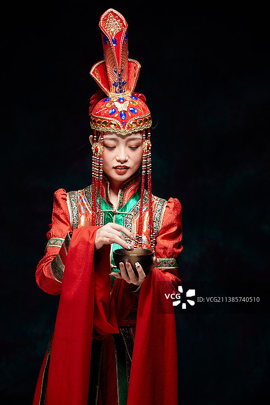 穿着蒙古族服饰的亚洲青年女性图片素材