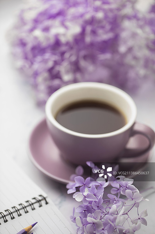 紫色咖啡杯和花图片素材