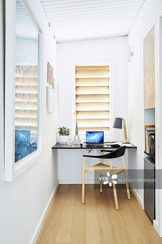狭窄的家庭办公室与桌面和椅子图片素材