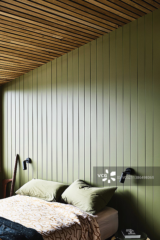 卧室里有双人床，绿色木制镶板图片素材