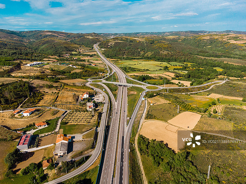 高角度视野的道路在田野对天空，马塞多德卡瓦列罗斯，葡萄牙图片素材