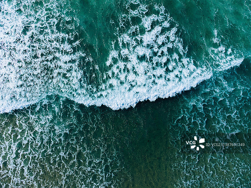 鸟瞰清澈的蓝色波浪阿尔加维，拉各斯，葡萄牙图片素材