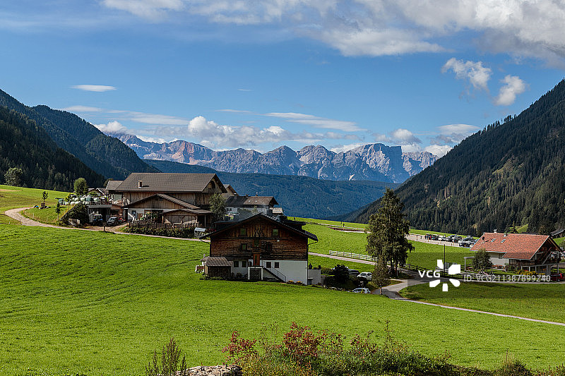 田野和房子对着天空的风景，Santa Maddalena在Casies,Valle di Casies,Bolzano，意大利图片素材