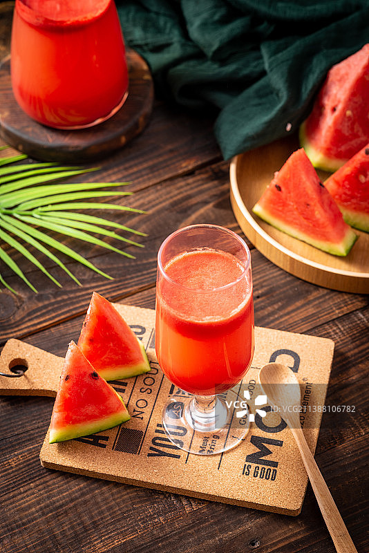 夏季复古木桌上的一杯鲜榨新鲜西瓜汁图片素材