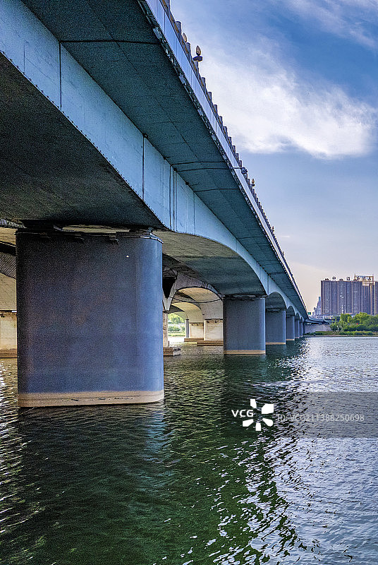 河南洛阳城市建设景观道路桥梁河道蓝天白云图片素材