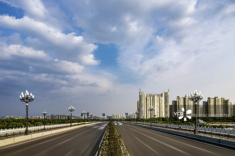 河南洛阳城市建设景观道路桥梁河道蓝天白云图片素材