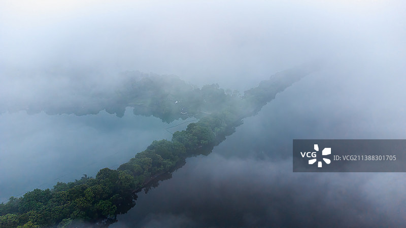 杭州西湖苏堤-花港公园云雾景观图片素材