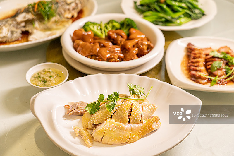 广东传统家常菜姜葱白切鸡和后面的菜品图片素材