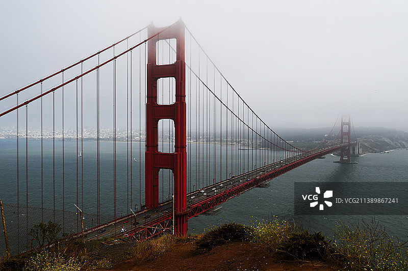 雾天吊桥的景色图片素材