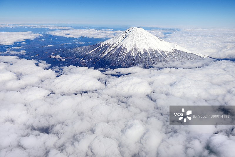 静冈县上空的富士山和云海图片素材