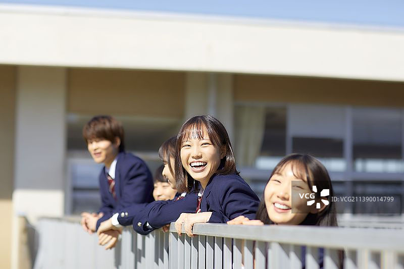 日本高中生在屋顶聚会图片素材