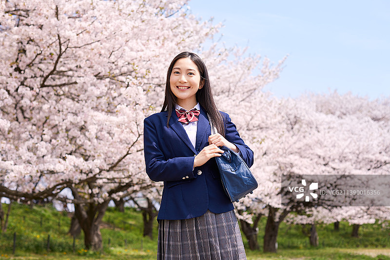 微笑的日本女高中生图片素材