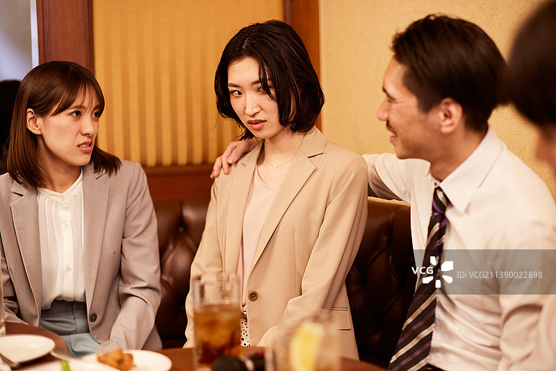 在卡拉ok喝酒的日本商人图片素材