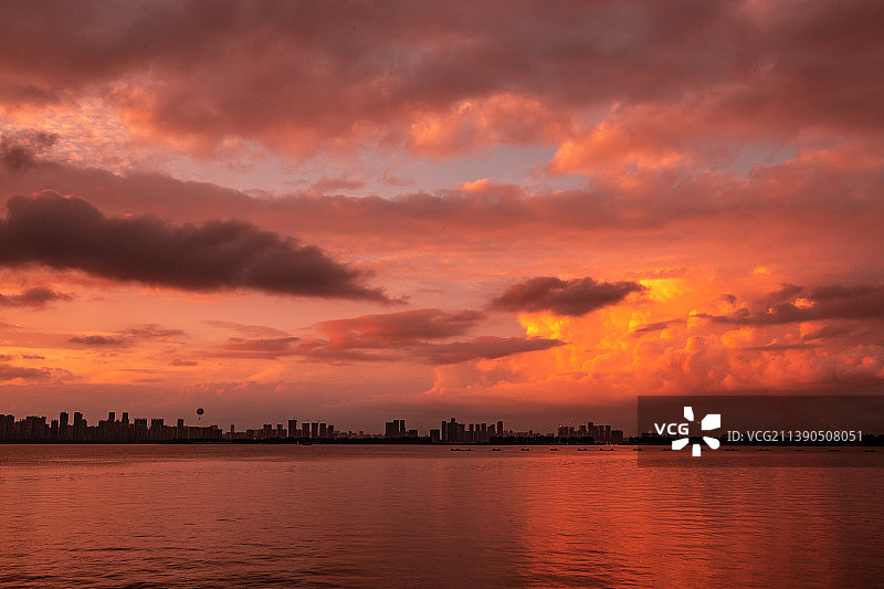 武汉东湖边黄昏的城市天际线图片素材