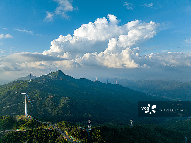 江西吉安 蓝天白云下的风力发电场图片素材