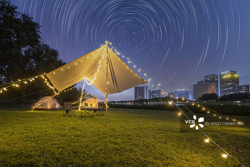 城市公园2022 星空下支起的天幕与帐篷图片素材