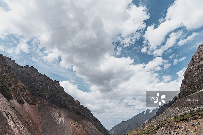 新疆独库公路上的险峻山峰图片素材