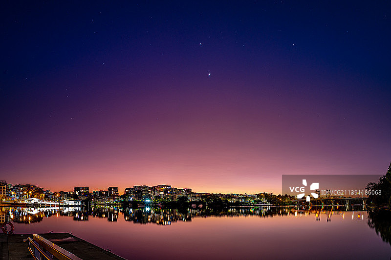 在澳大利亚新南威尔士州的罗德岛，夜晚湖对着天空的风景图片素材