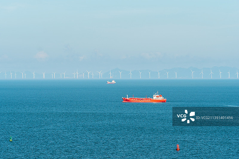 碧海蓝天下来往的船只和远处的海上风电场，拍摄于珠海桂山岛。图片素材