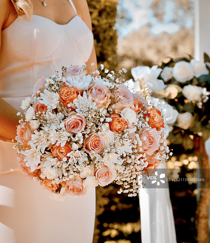 新娘手持花束的中部图片素材