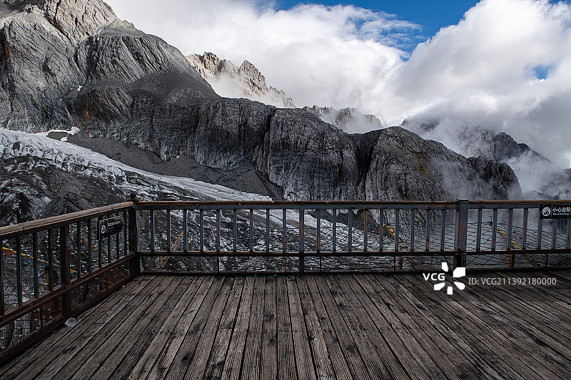 中国云南丽江玉龙雪山自然风光，观景平台图片素材