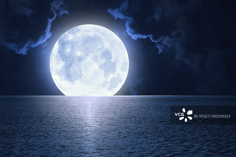 海上生明月，中秋节，一轮巨大满月挂在夜空图片素材