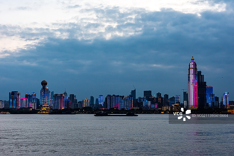 适合做背景的傍晚时分中国武汉长江城市边际线图片素材