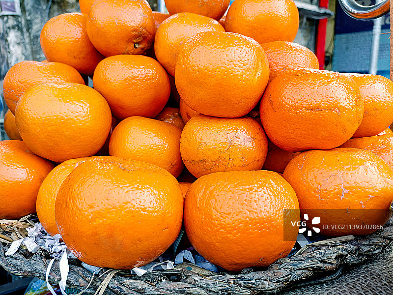 一种在印度出售的篮子里的橘子水果图片素材