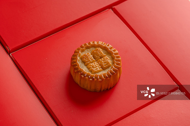 红色背景框中的中国广式月饼静物图片素材