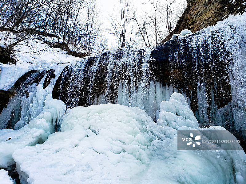 冰冻的瀑布在森林，奥西奥拉，威斯康星州，美国，美国的景色图片素材