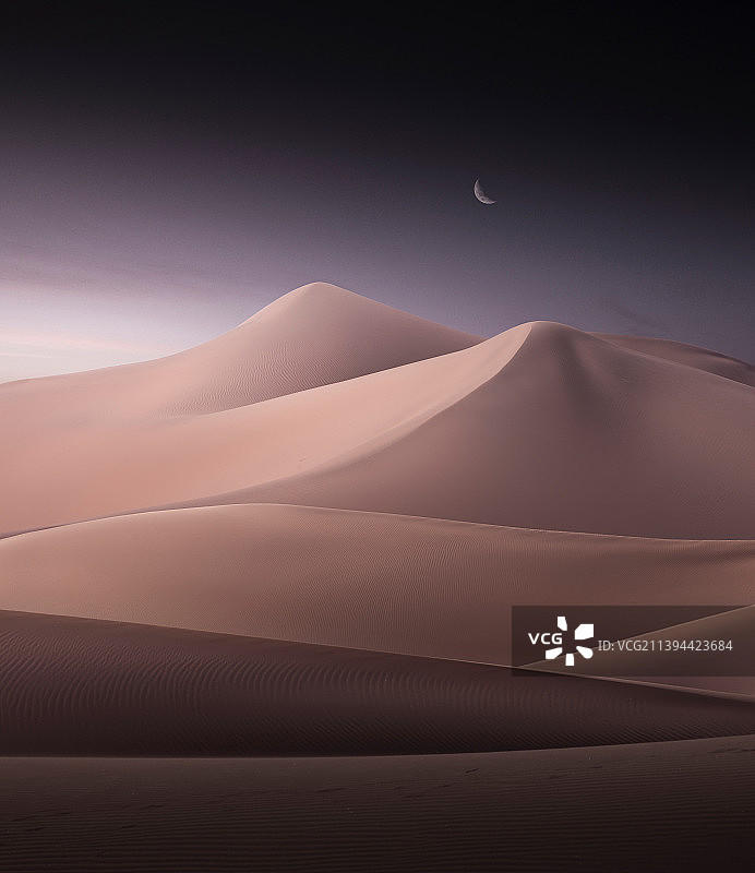 夕阳下的腾格里沙漠图片素材