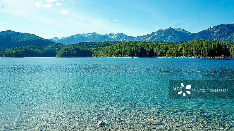 风景如画的湖山对着蓝天，Am Eibsee, graainau，德国图片素材