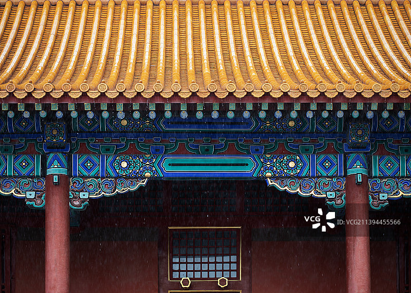 故宫琉璃瓦屋檐雨滴,中式对称美图片素材