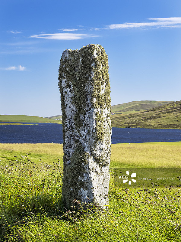 英国苏格兰设得兰群岛，斯加洛威附近的廷沃尔湖上的一块立石。图片素材