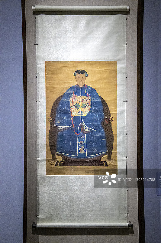 中国国家博物馆藏明清肖像画展：女容像（清，佚名，绢本设色）图片素材