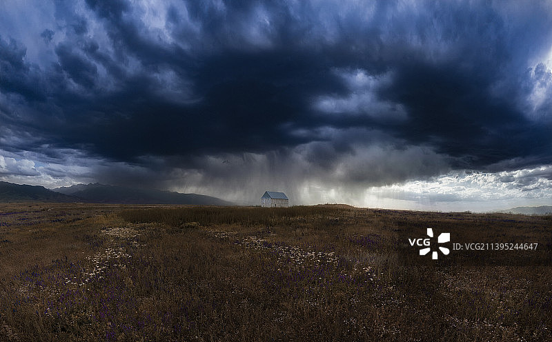 新疆维吾尔自治区伊犁暴风雨自然风光图片素材