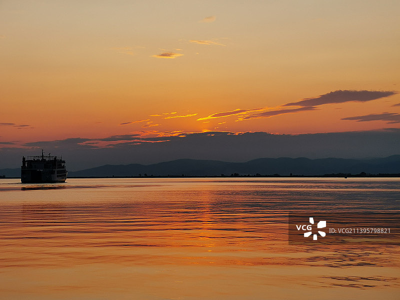 希腊喀拉莫蒂，橙色天空衬托下的海景图片素材