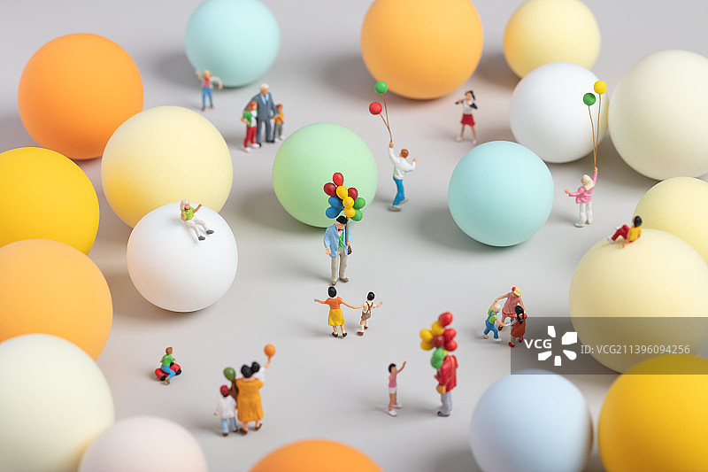 微缩创意五颜六色的球体与快乐的儿童图片素材