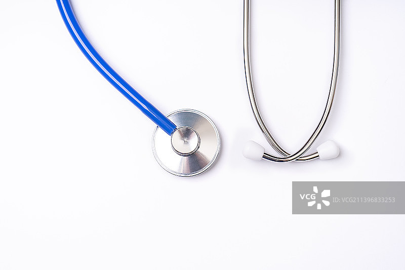 蓝色听诊器，医生设备的对象，白色背景上孤立的医学设计概念，切割图片素材