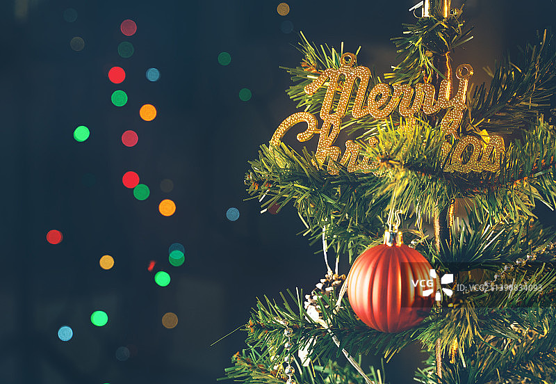 美丽的圣诞装饰概念，小玩意挂在圣诞树上闪闪发光的光点，B图片素材