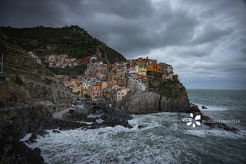 位于意大利海岸五渔村的神奇的马纳罗拉村图片素材