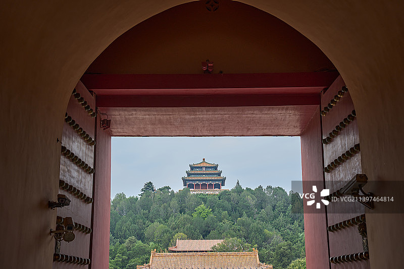 从北京故宫看景山公园万春亭城市风光地标建筑图片素材
