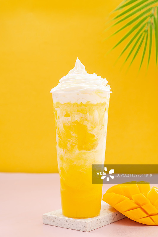 彩色背景上的夏季美味果汁饮料图片素材
