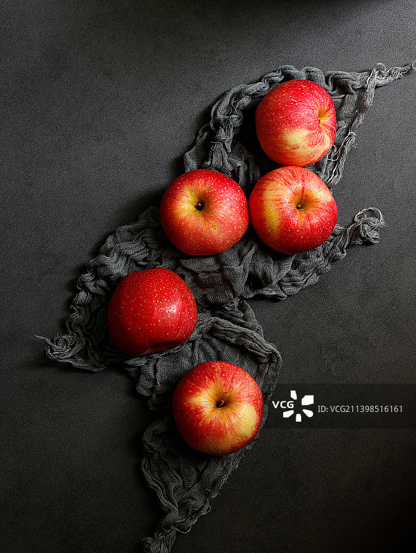黑色桌面上摆放着新鲜水果苹果图片素材