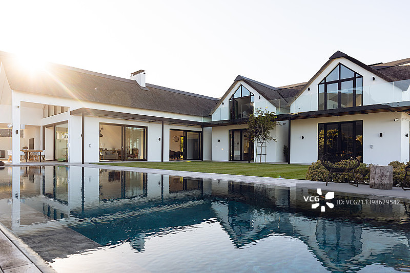 豪华的现代住宅外观，花园和游泳池图片素材