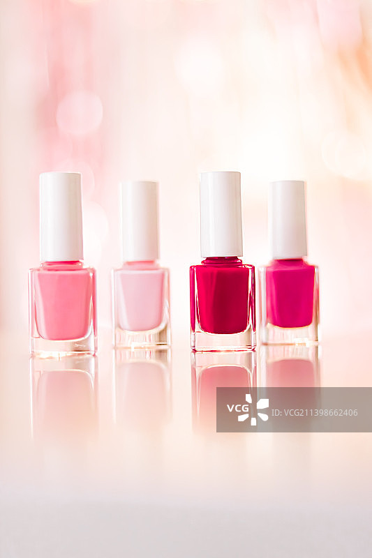 粉红色和红色指甲油的阴影设置在魅力的背景图片素材