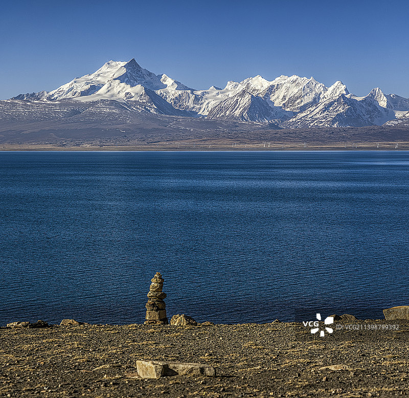 中国西藏日喀则的佩枯错与希夏邦马雪山群图片素材