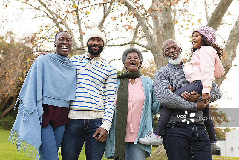 幸福的多代非裔美国家庭在秋天户外相机摆姿势的图像图片素材